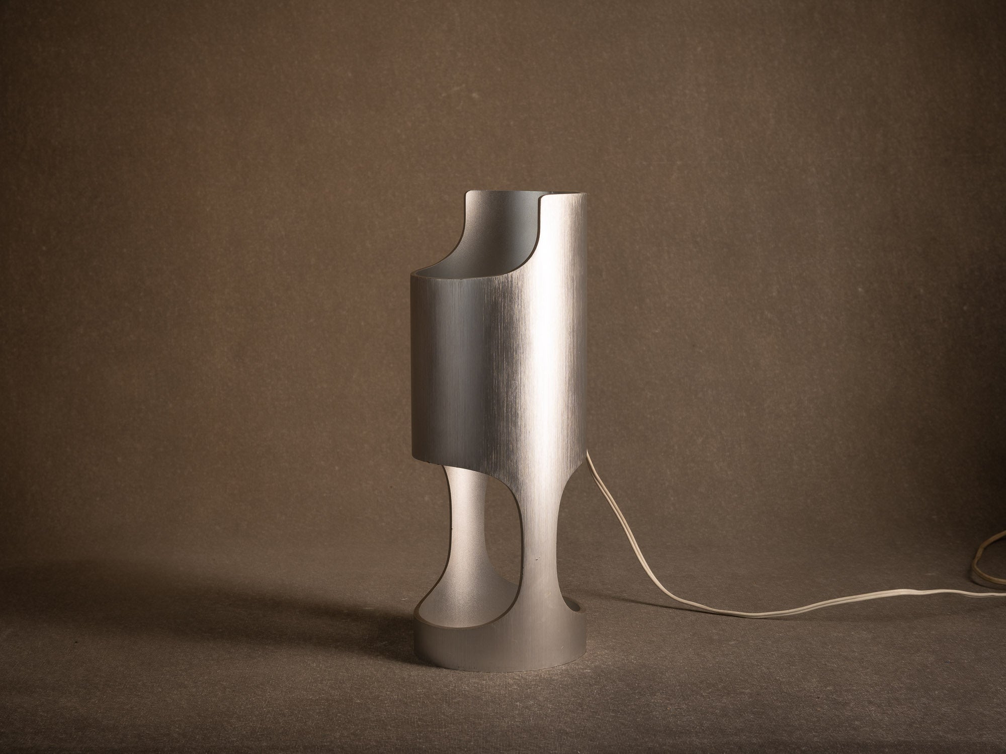Ensemble de deux lampes et un vase "bambou" en aluminium brossé, France (vers 1970)..Tea ceremony inspired brushed aluminum bamboo-style set including (a vase & two lamps), France (circa 1970)