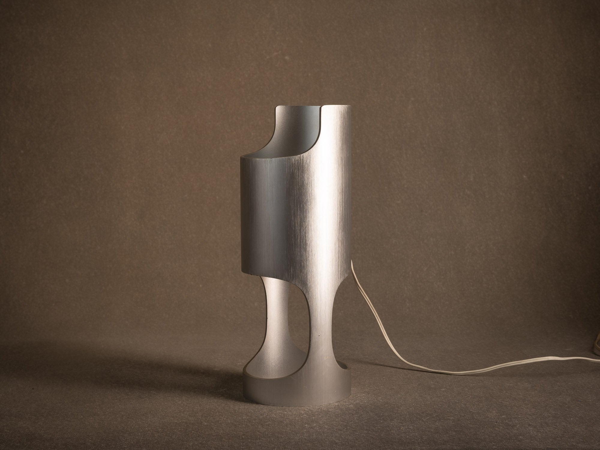 Lampe "bambou" en aluminium brossé, France (vers 1970)..Nijugiri Brushed aluminum bamboo-style lamp, France (circa 1970)