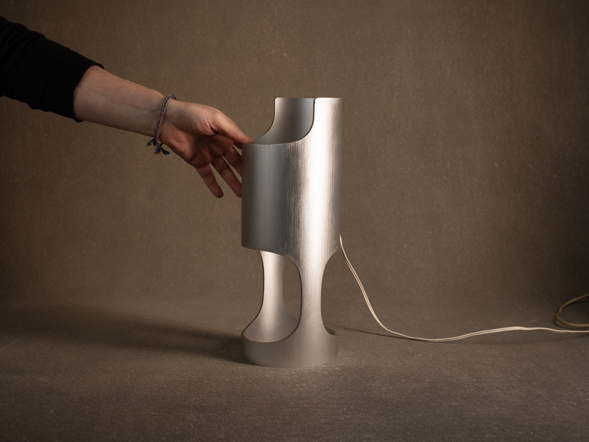 Lampe "bambou" en aluminium brossé, France (vers 1970)..Nijugiri Brushed aluminum bamboo-style lamp, France (circa 1970)