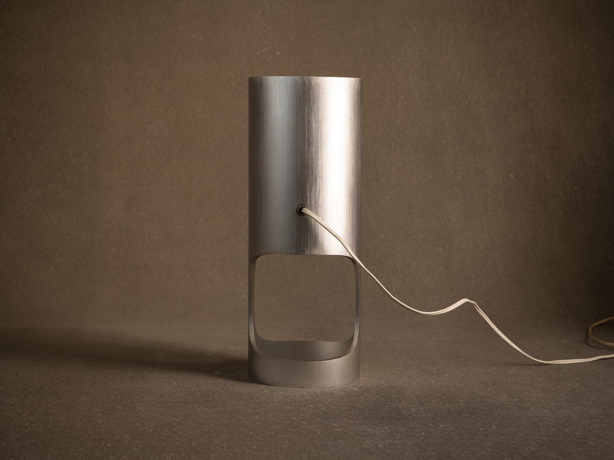 Lampe "bambou" en aluminium brossé, France (vers 1970)..Nijugiri Brushed aluminum bamboo-style lamp, France (circa 1970)