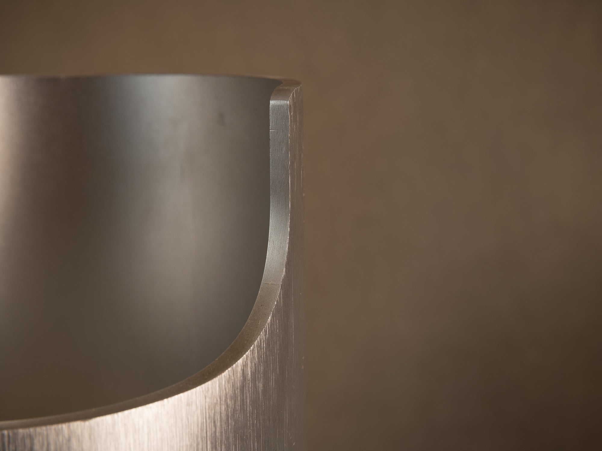Lampe "bambou" en aluminium brossé, France (vers 1970)..Nijugiri Brushed aluminum bamboo-style lamp, France (circa 1970)