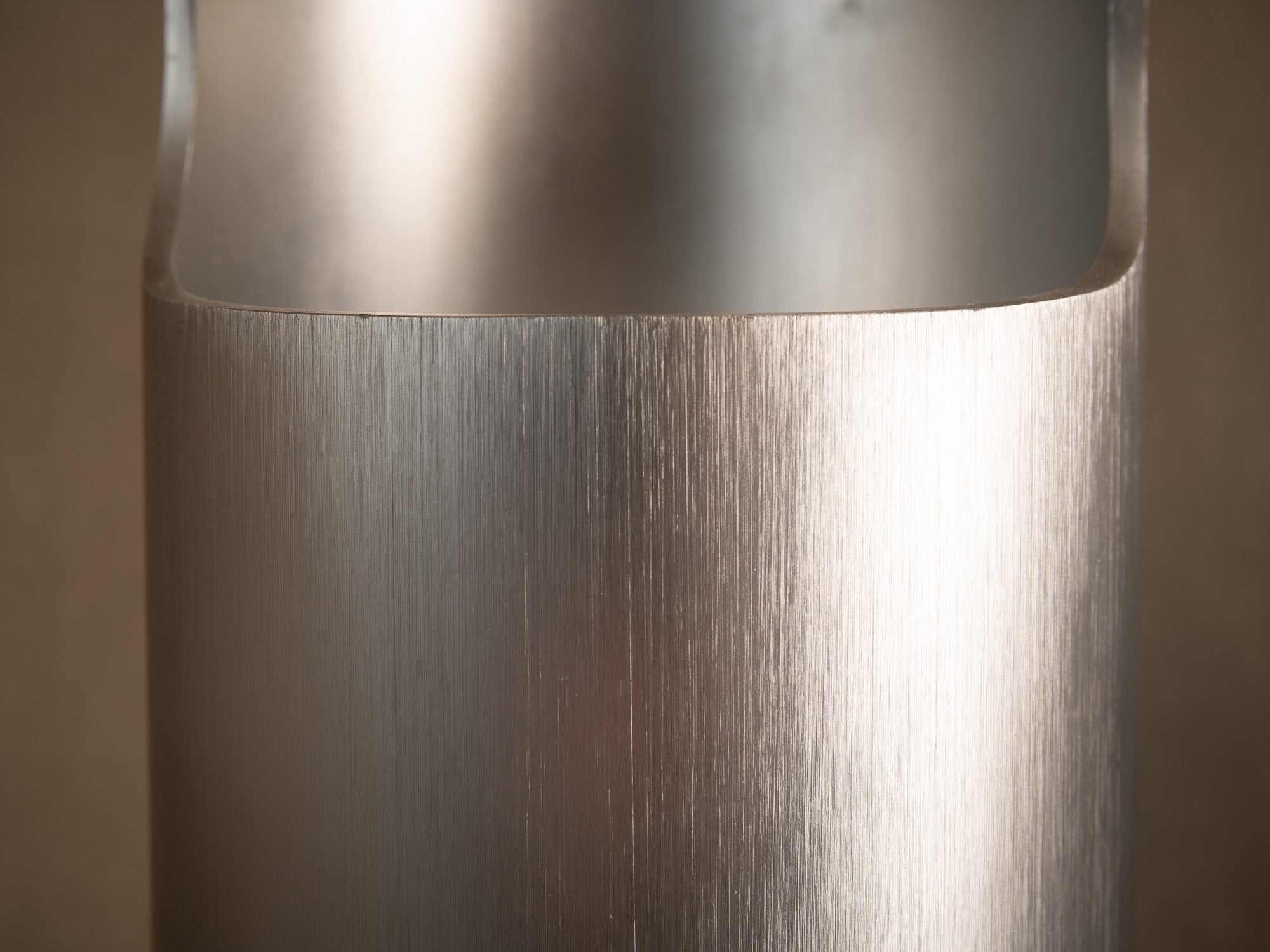 Lampe "bambou" en aluminium brossé, France (vers 1970)..Nijugiri Brushed aluminum bamboo-style lamp, France (circa 1970)
