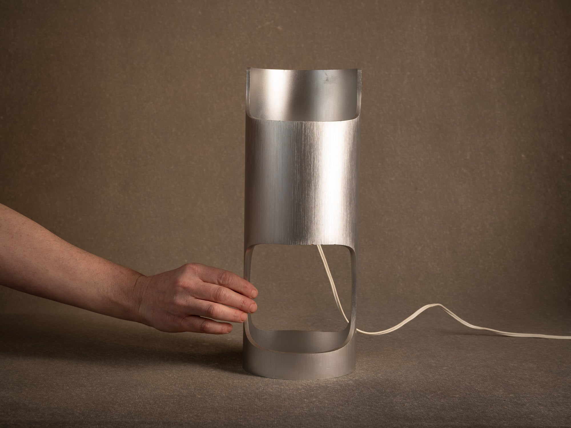 Lampe "bambou" en aluminium brossé, France (vers 1970)..Nijugiri Brushed aluminum bamboo-style lamp, France (circa 1970)