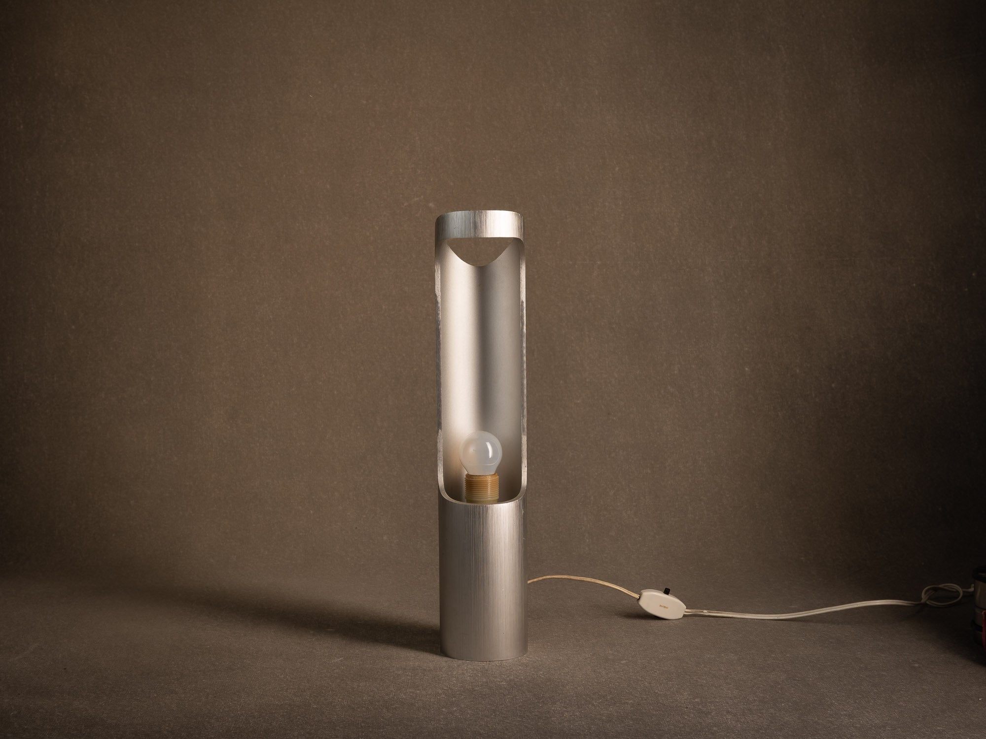 Haute lampe "bambou" en aluminium brossé, France (vers 1970)..Ichijugiri Brushed aluminum bamboo-style lamp, France (circa 1970)