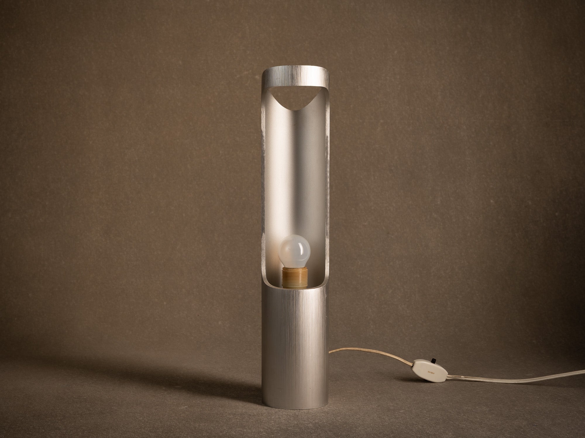Haute lampe "bambou" en aluminium brossé, France (vers 1970)..Ichijugiri Brushed aluminum bamboo-style lamp, France (circa 1970)