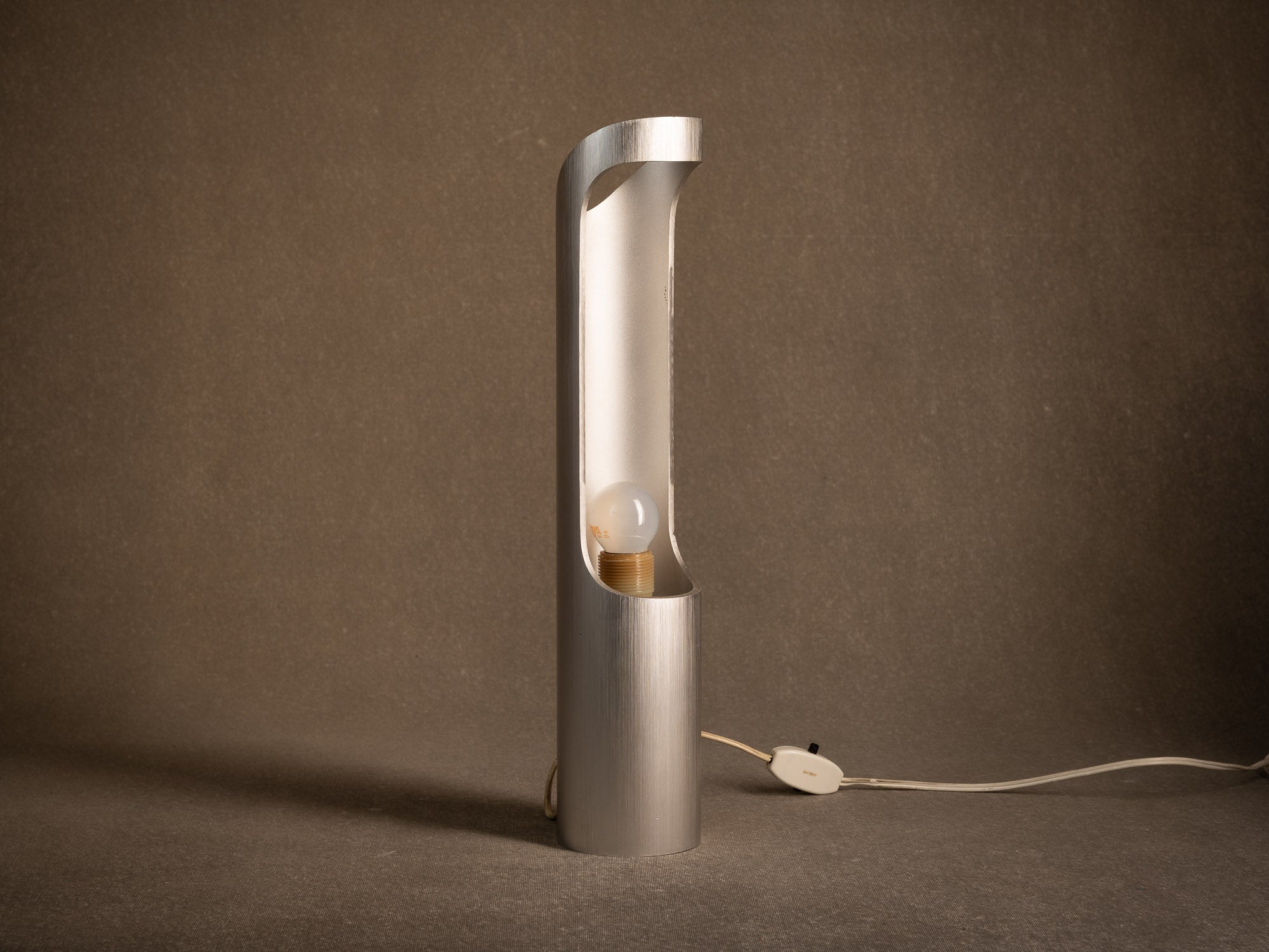 Ensemble de deux lampes et un vase "bambou" en aluminium brossé, France (vers 1970)..Tea ceremony inspired brushed aluminum bamboo-style set including (a vase & two lamps), France (circa 1970)