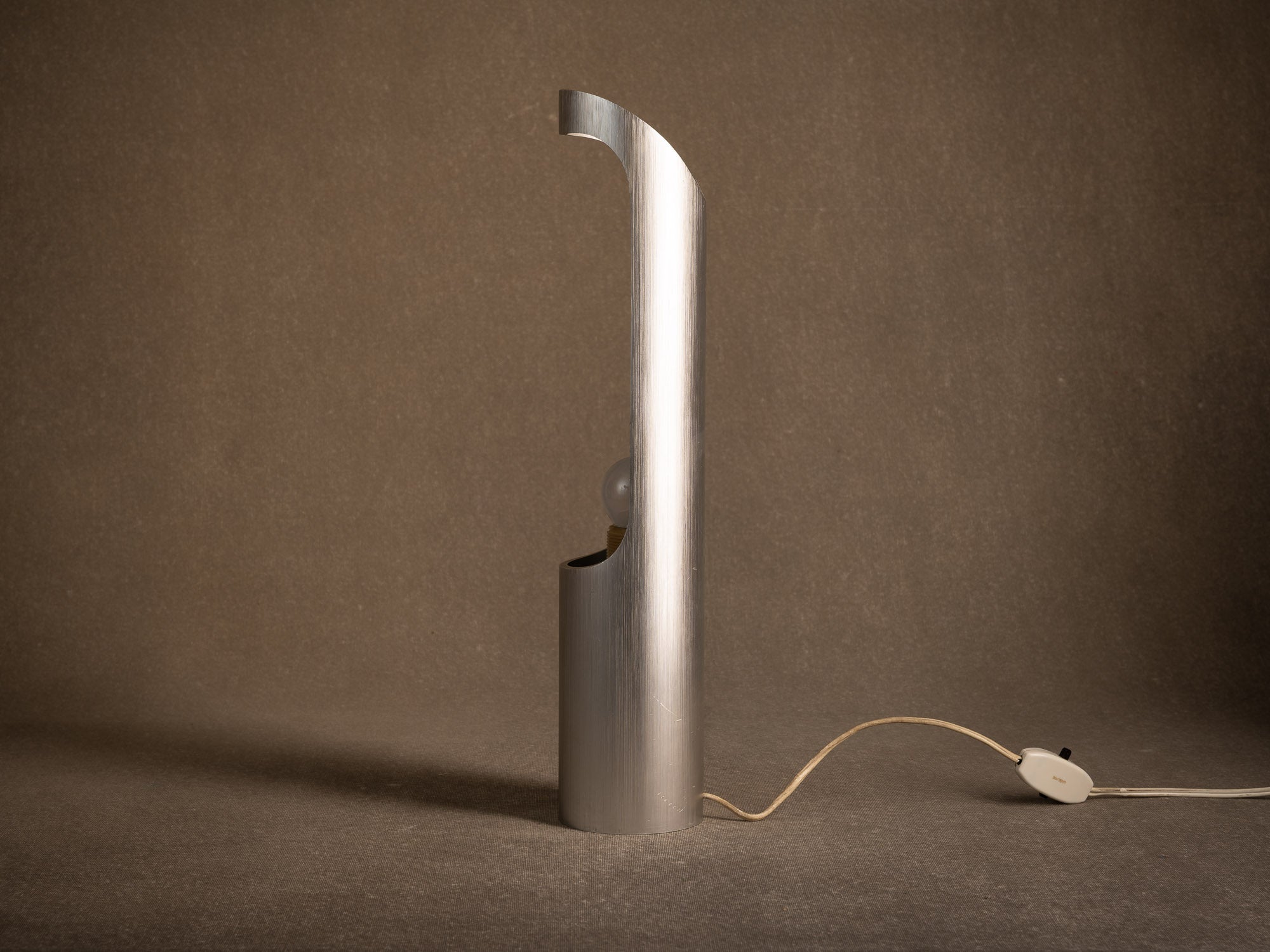 Haute lampe "bambou" en aluminium brossé, France (vers 1970)..Ichijugiri Brushed aluminum bamboo-style lamp, France (circa 1970)