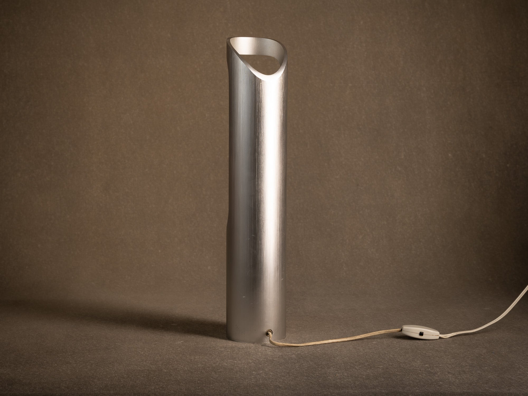 Haute lampe "bambou" en aluminium brossé, France (vers 1970)..Ichijugiri Brushed aluminum bamboo-style lamp, France (circa 1970)