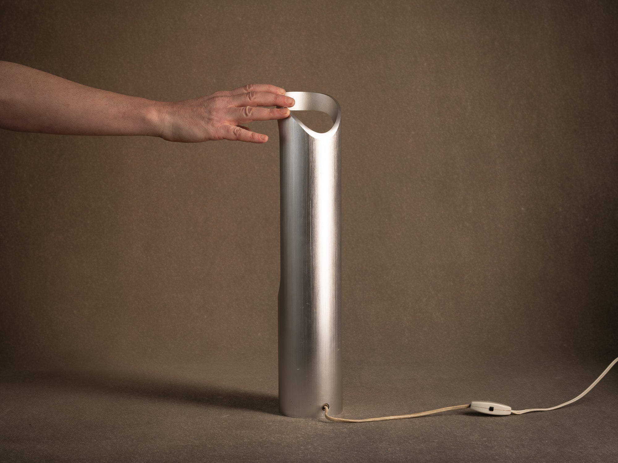 Haute lampe "bambou" en aluminium brossé, France (vers 1970)..Ichijugiri Brushed aluminum bamboo-style lamp, France (circa 1970)
