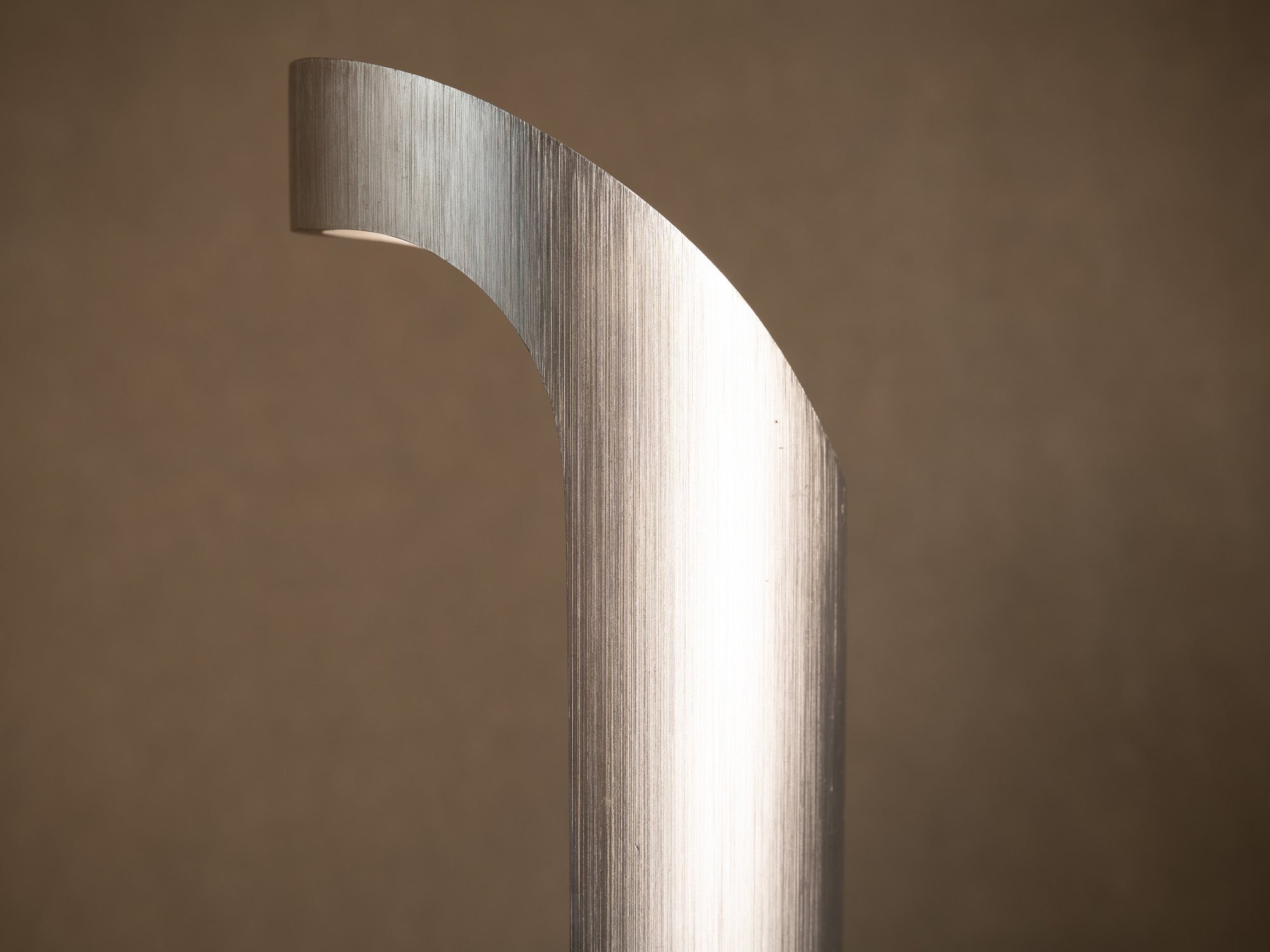 Haute lampe "bambou" en aluminium brossé, France (vers 1970)..Ichijugiri Brushed aluminum bamboo-style lamp, France (circa 1970)
