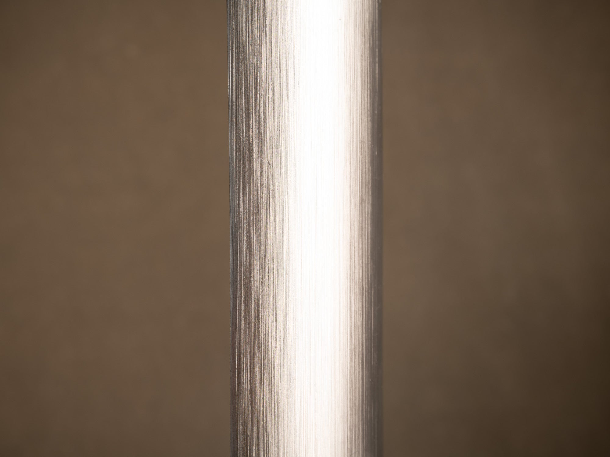 Haute lampe "bambou" en aluminium brossé, France (vers 1970)..Ichijugiri Brushed aluminum bamboo-style lamp, France (circa 1970)