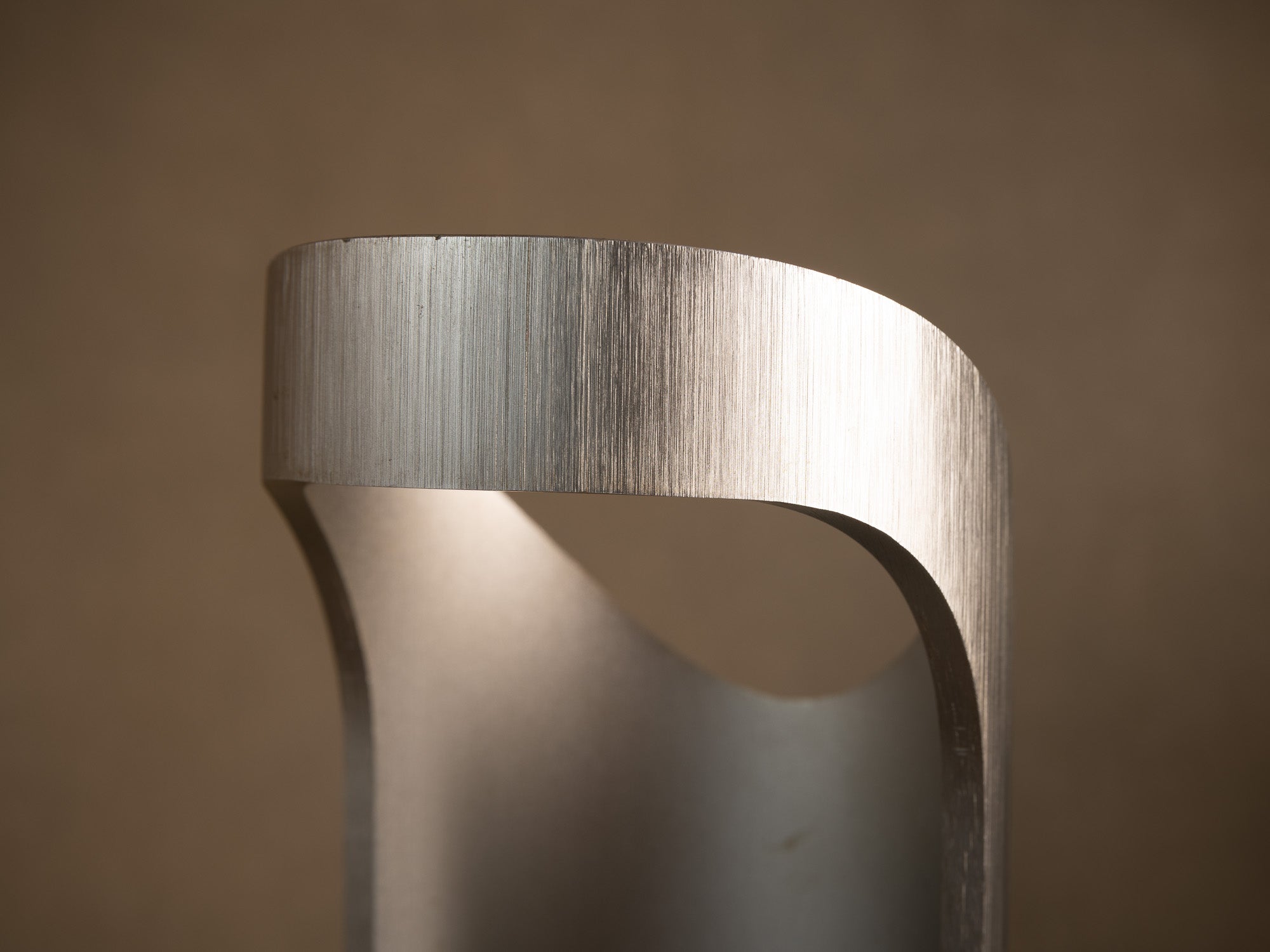 Haute lampe "bambou" en aluminium brossé, France (vers 1970)..Ichijugiri Brushed aluminum bamboo-style lamp, France (circa 1970)