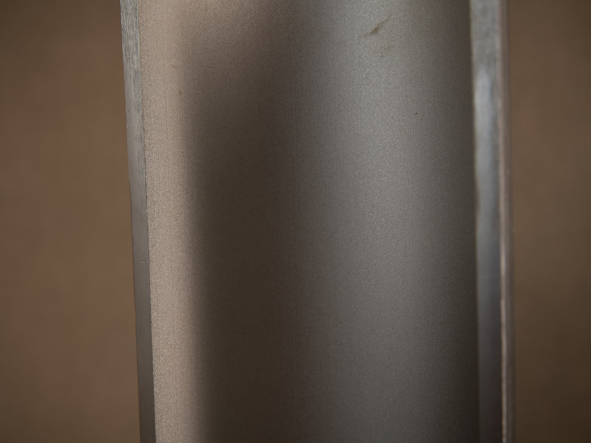 Haute lampe "bambou" en aluminium brossé, France (vers 1970)..Ichijugiri Brushed aluminum bamboo-style lamp, France (circa 1970)