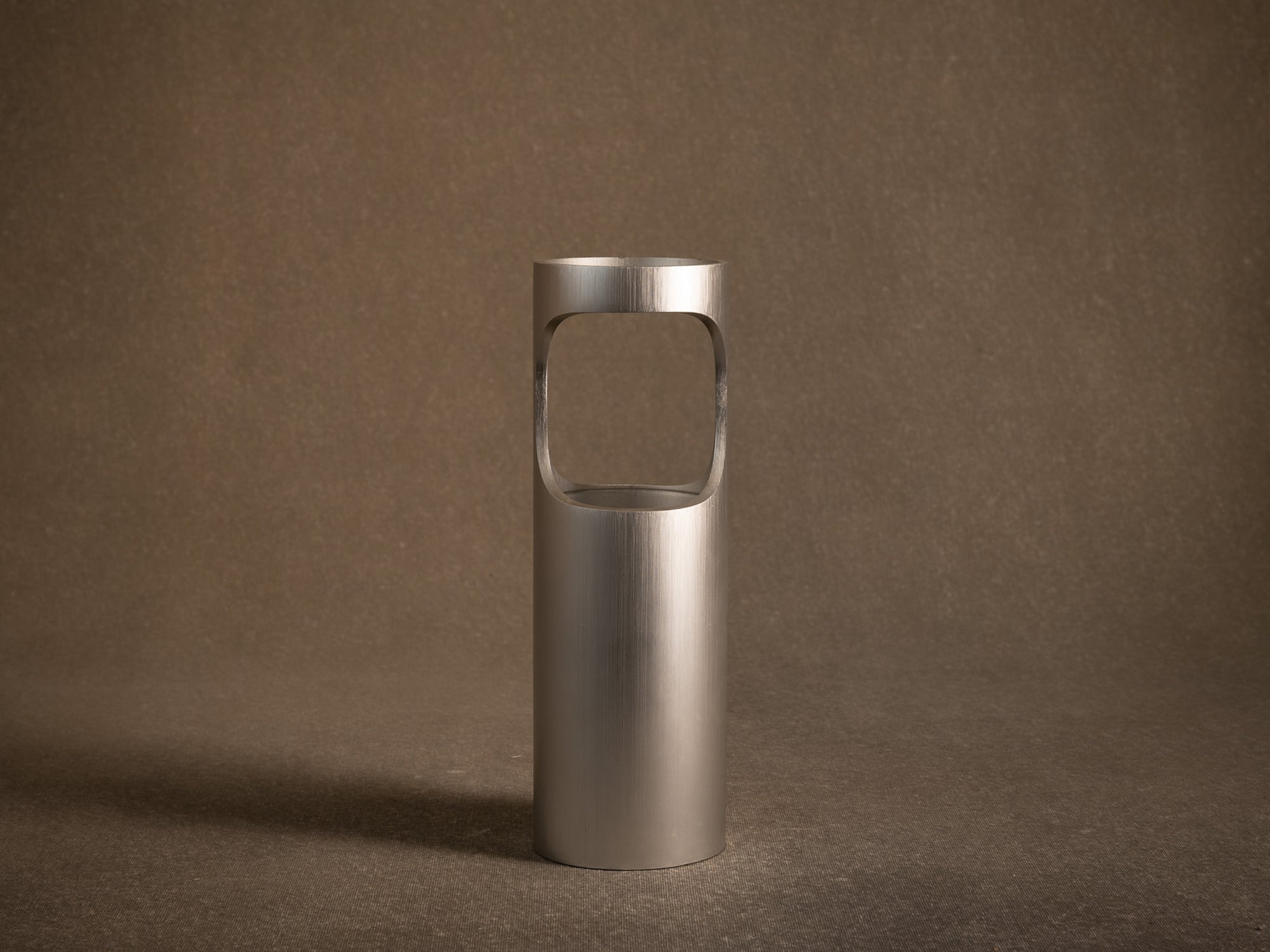 Vase Hanaire Nijugiri en aluminium brossé, France (vers 1970)..Brushed Nijugiri aluminum bamboo-style hanaire vase, France (circa 1970)