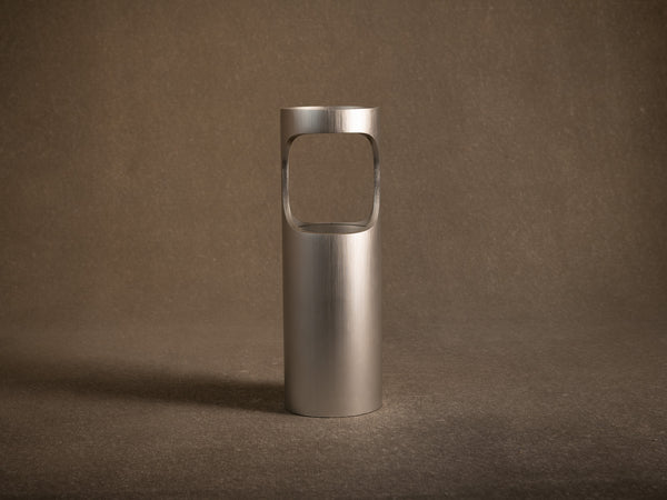 Vase Hanaire Nijugiri en aluminium brossé, France (vers 1970)..Brushed Nijugiri aluminum bamboo-style hanaire vase, France (circa 1970)