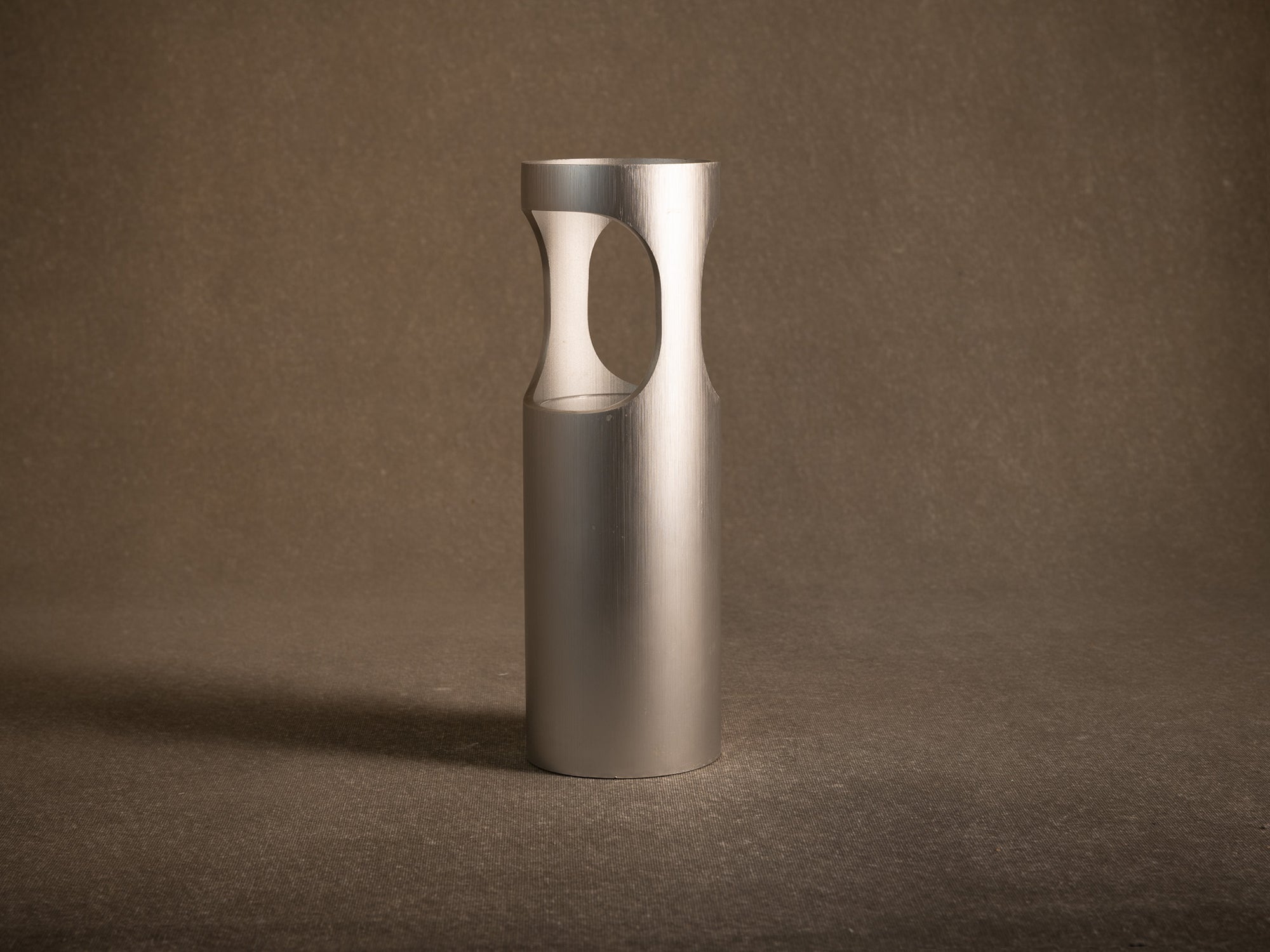 Vase Hanaire Nijugiri en aluminium brossé, France (vers 1970)..Brushed Nijugiri aluminum bamboo-style hanaire vase, France (circa 1970)