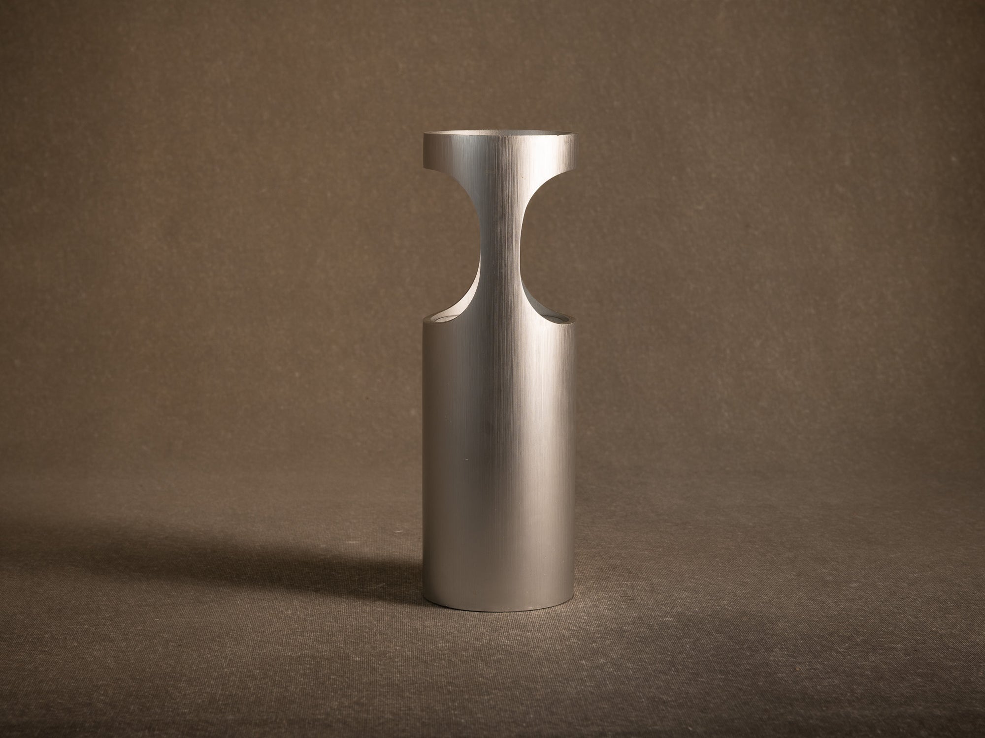 Vase Hanaire Nijugiri en aluminium brossé, France (vers 1970)..Brushed Nijugiri aluminum bamboo-style hanaire vase, France (circa 1970)