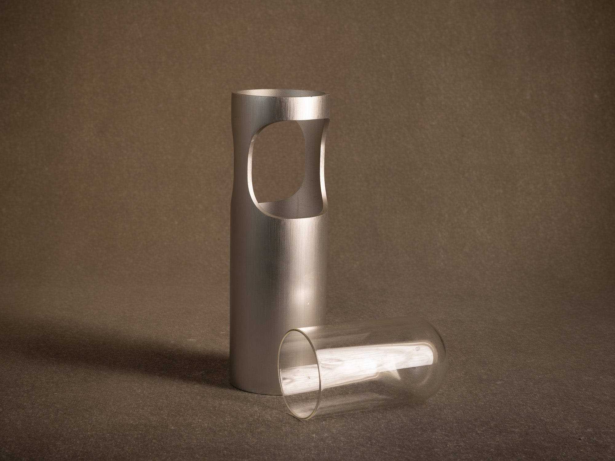 Vase Hanaire Nijugiri en aluminium brossé, France (vers 1970)..Brushed Nijugiri aluminum bamboo-style hanaire vase, France (circa 1970)