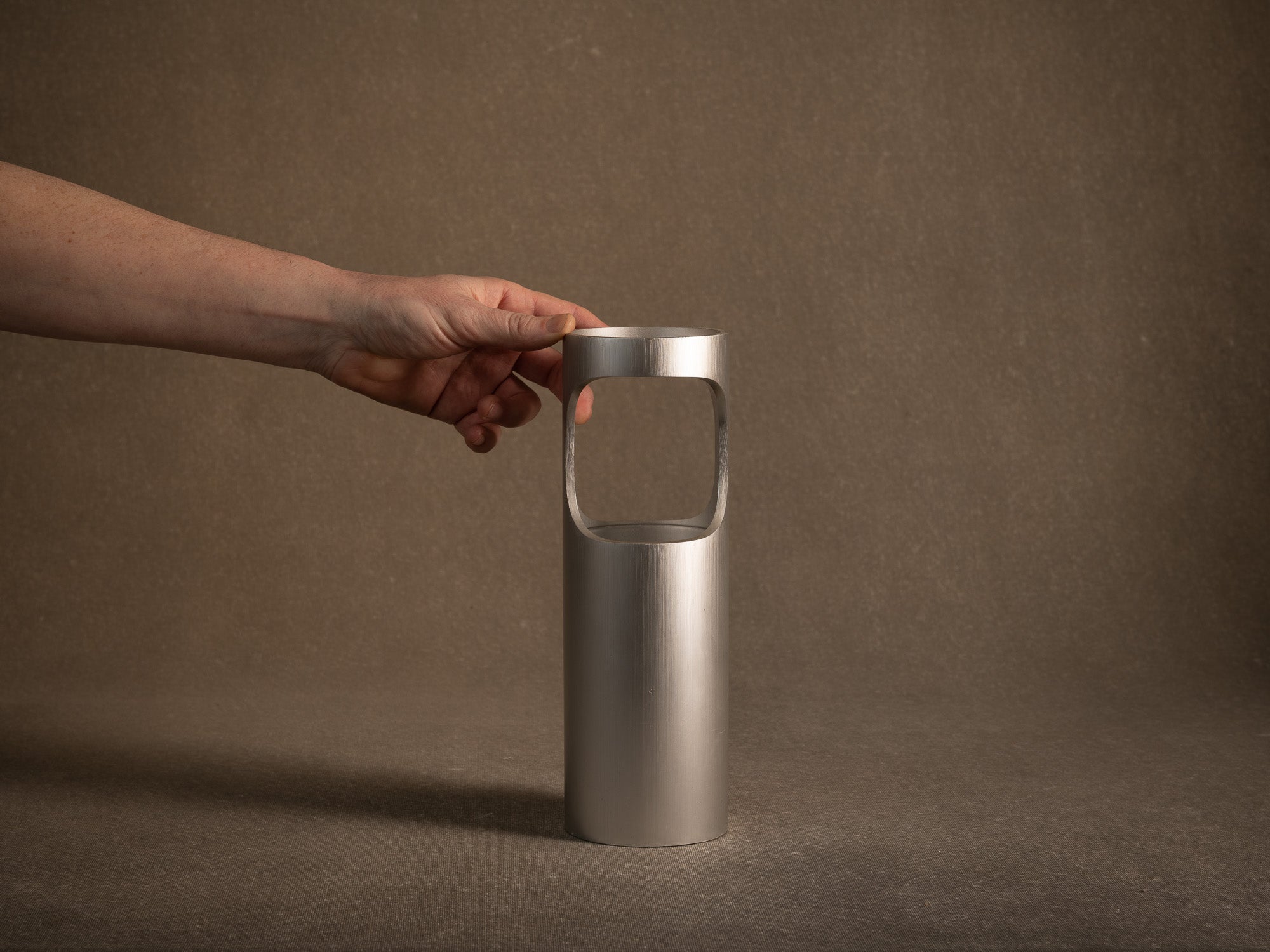 Vase Hanaire Nijugiri en aluminium brossé, France (vers 1970)..Brushed Nijugiri aluminum bamboo-style hanaire vase, France (circa 1970)