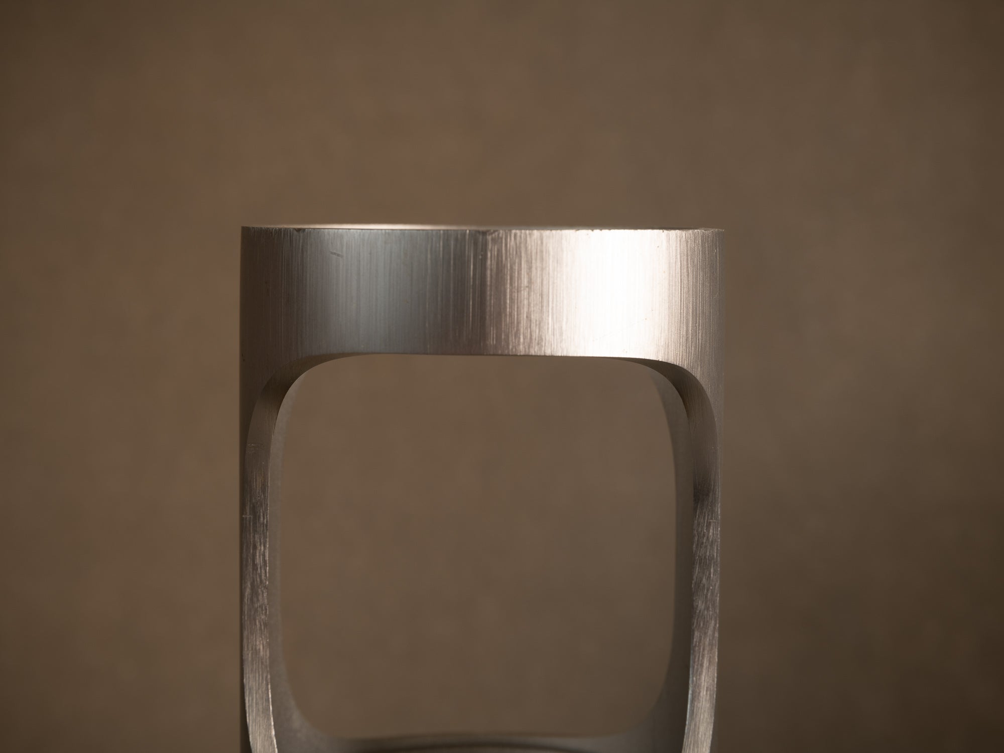 Vase Hanaire Nijugiri en aluminium brossé, France (vers 1970)..Brushed Nijugiri aluminum bamboo-style hanaire vase, France (circa 1970)