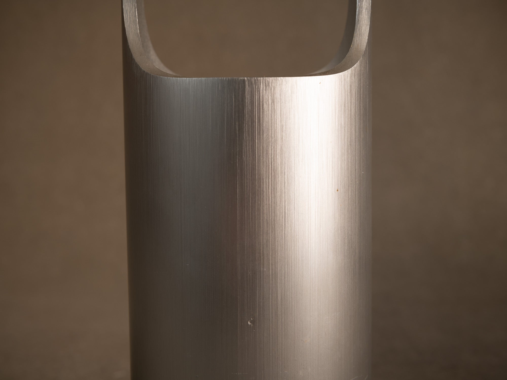 Vase Hanaire Nijugiri en aluminium brossé, France (vers 1970)..Brushed Nijugiri aluminum bamboo-style hanaire vase, France (circa 1970)