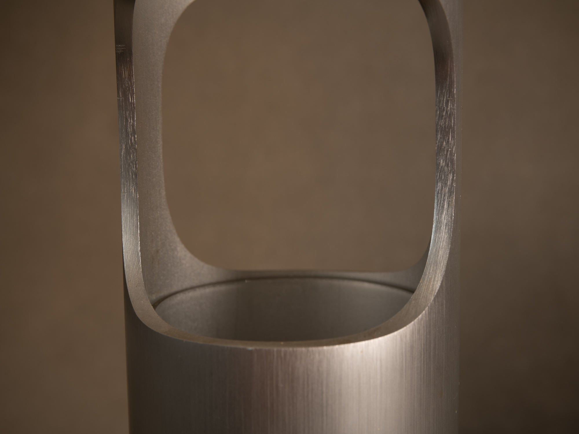 Vase Hanaire Nijugiri en aluminium brossé, France (vers 1970)..Brushed Nijugiri aluminum bamboo-style hanaire vase, France (circa 1970)