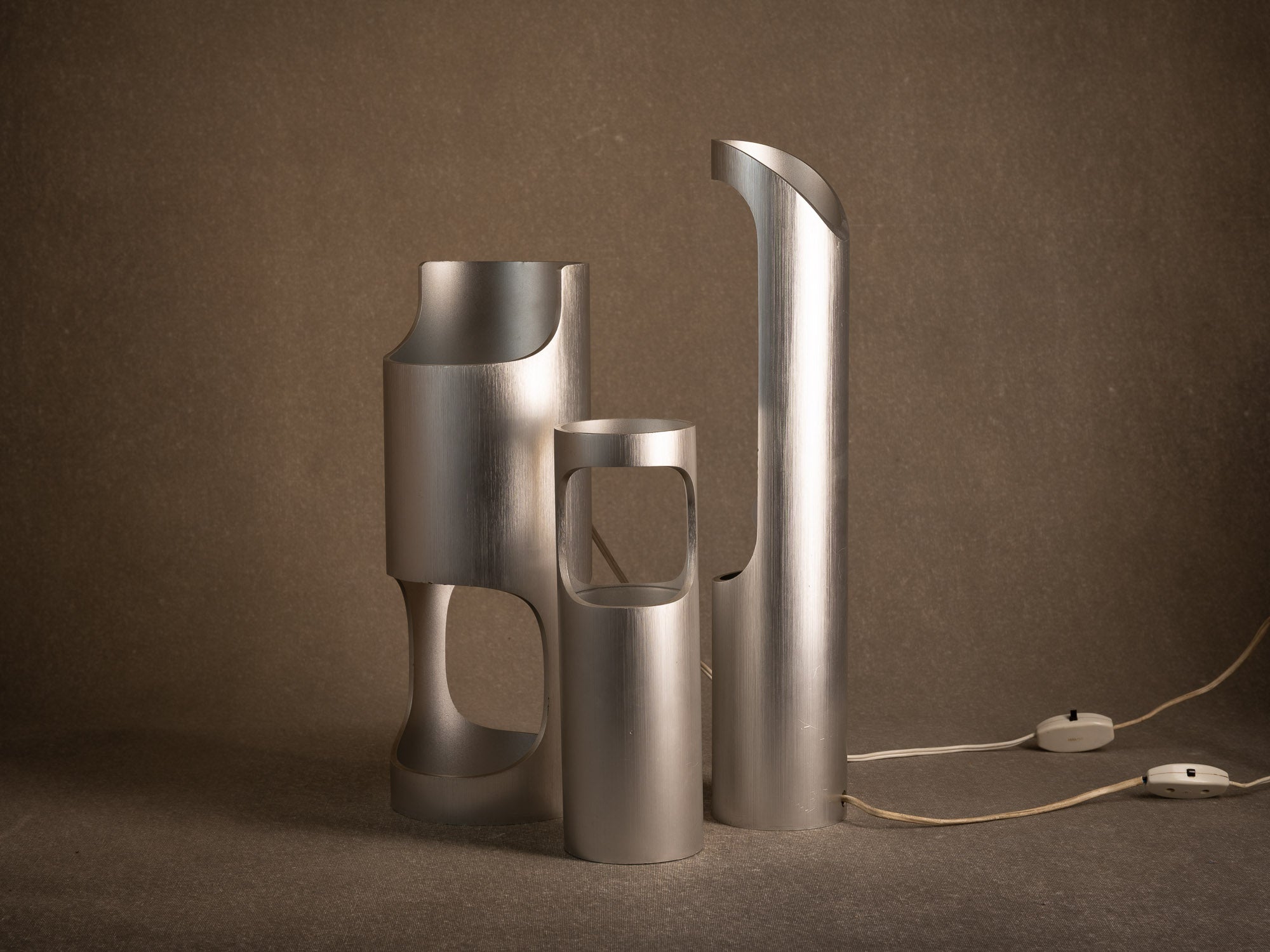 Ensemble de deux lampes et un vase "bambou" en aluminium brossé, France (vers 1970)..Tea ceremony inspired brushed aluminum bamboo-style set including (a vase & two lamps), France (circa 1970)