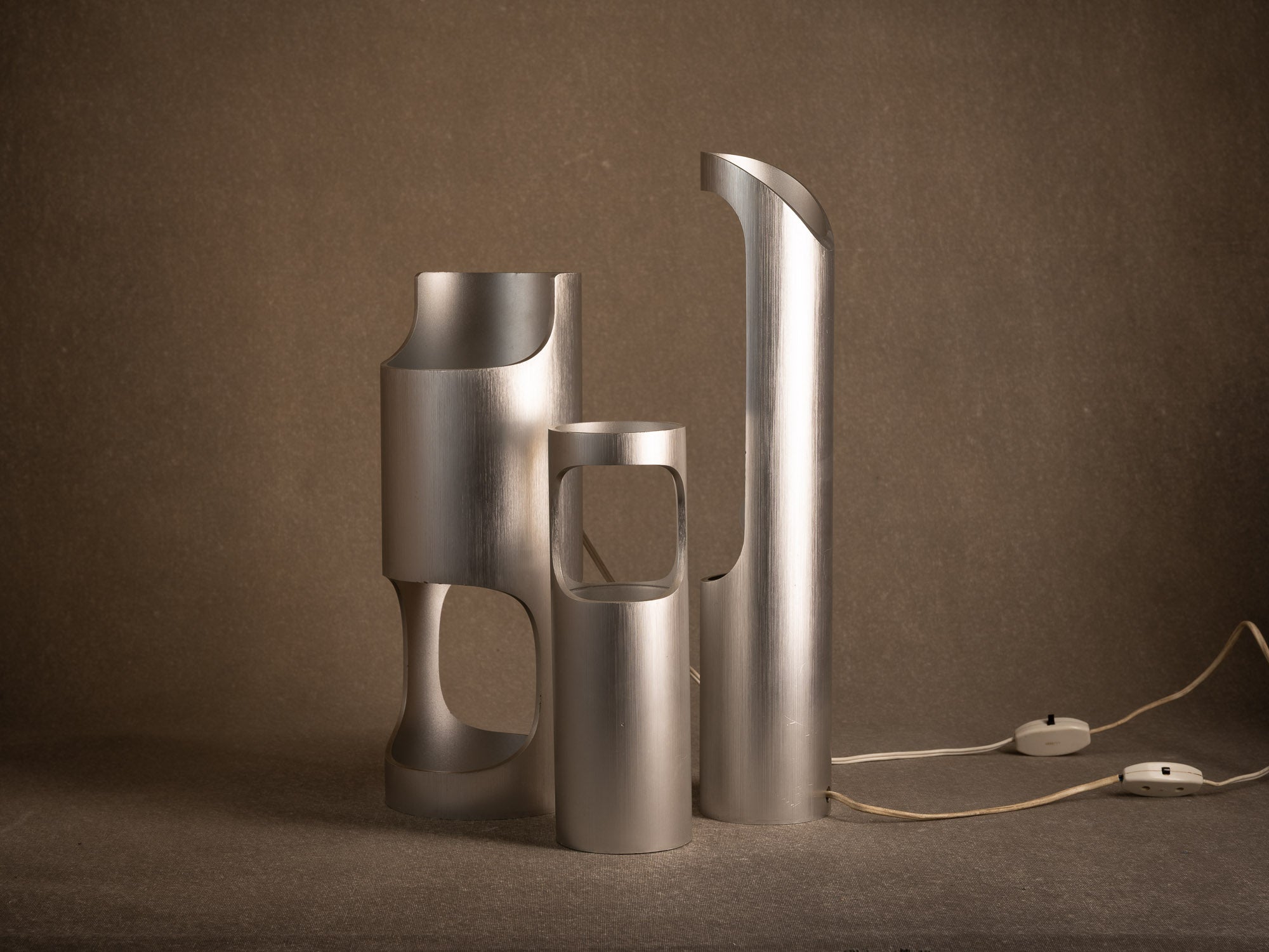 Ensemble de deux lampes et un vase "bambou" en aluminium brossé, France (vers 1970)..Tea ceremony inspired brushed aluminum bamboo-style set including (a vase & two lamps), France (circa 1970)