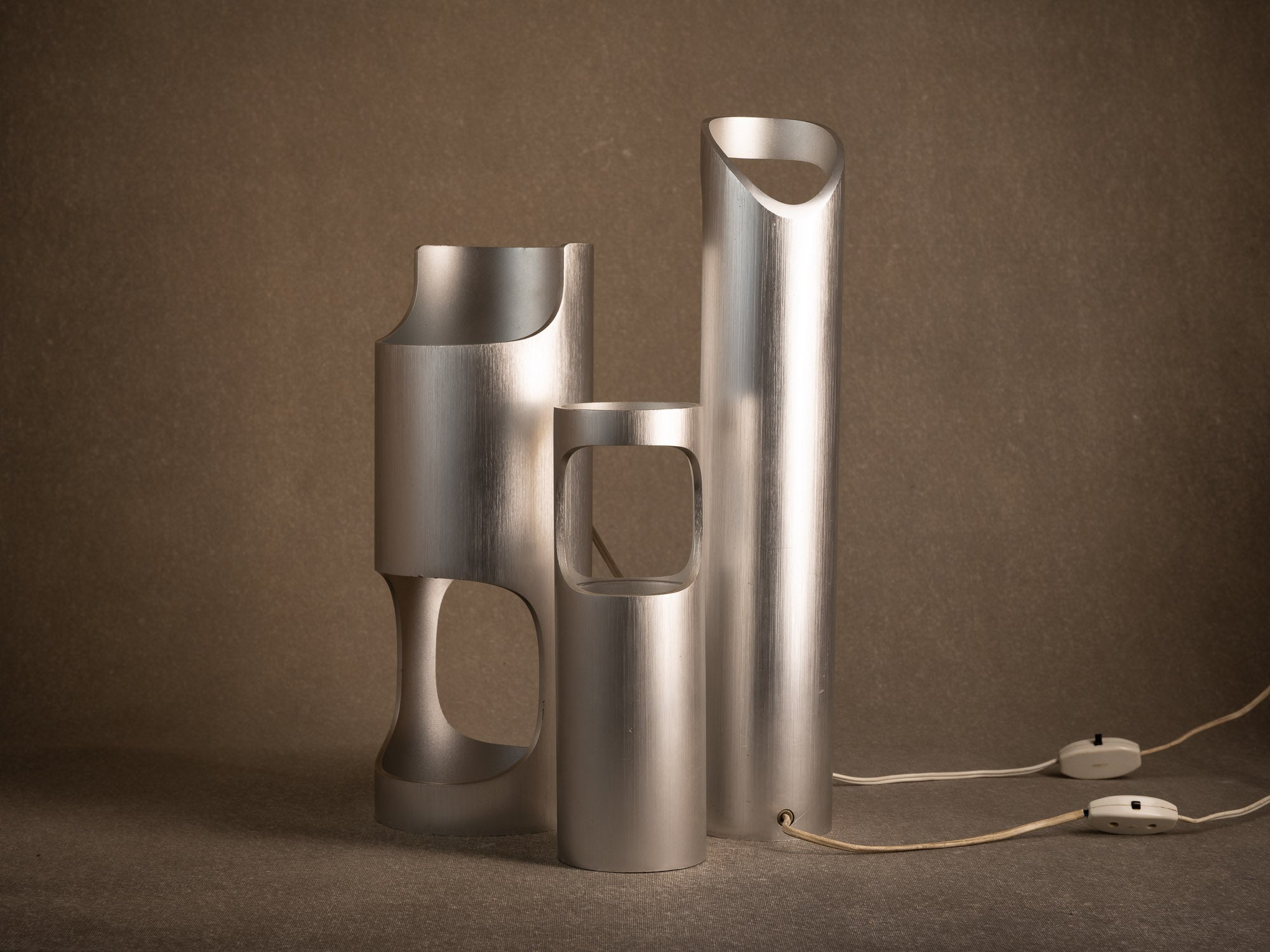 Vase Hanaire Nijugiri en aluminium brossé, France (vers 1970)..Brushed Nijugiri aluminum bamboo-style hanaire vase, France (circa 1970)