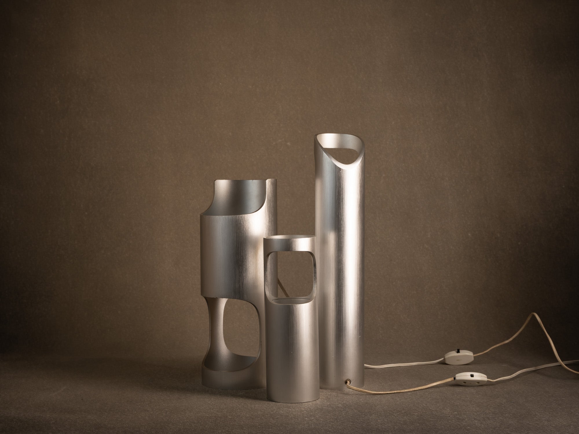 Vase Hanaire Nijugiri en aluminium brossé, France (vers 1970)..Brushed Nijugiri aluminum bamboo-style hanaire vase, France (circa 1970)