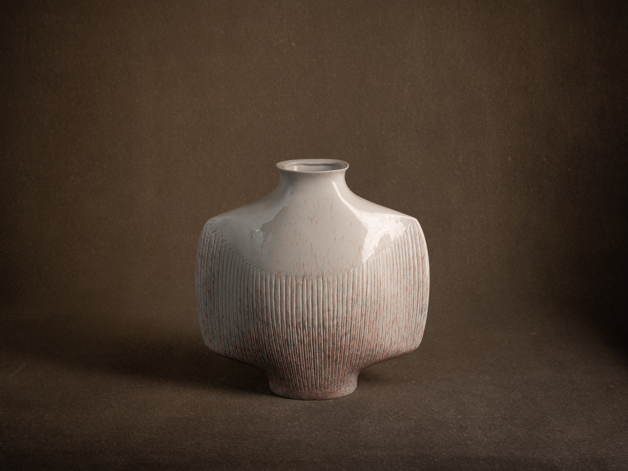 Vase en porcelaine d'Yves Mohy pour Virebent, France (vers 1969-70)..Porcelain vase by Yves Mohy for Virebent, France (circa 1969-70)