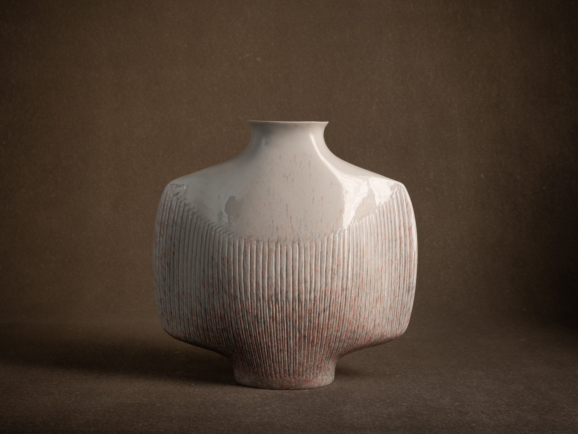 Vase en porcelaine d'Yves Mohy pour Virebent, France (vers 1969-70)..Porcelain vase by Yves Mohy for Virebent, France (circa 1969-70)
