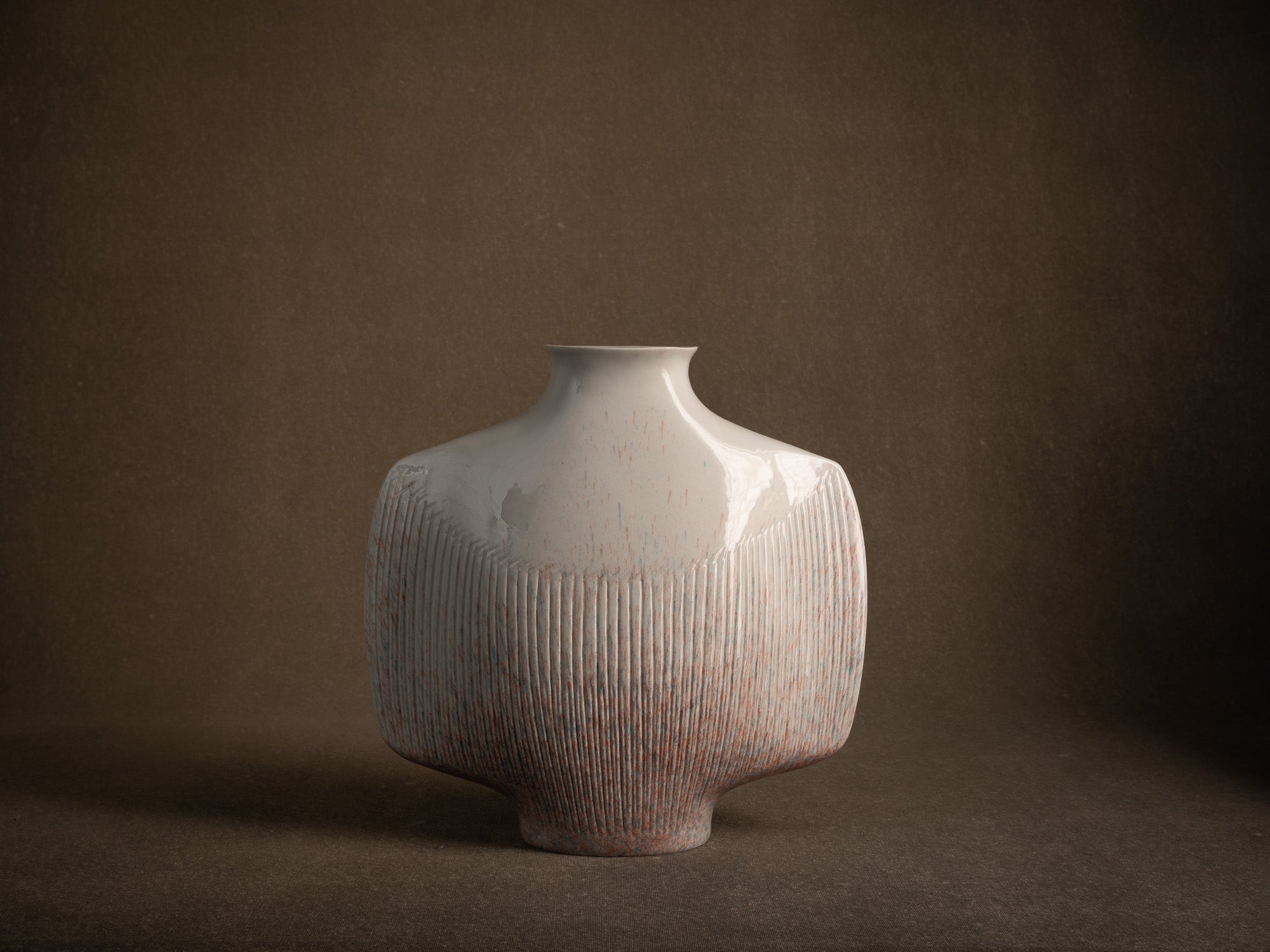 Vase en porcelaine d'Yves Mohy pour Virebent, France (vers 1969-70)..Porcelain vase by Yves Mohy for Virebent, France (circa 1969-70)