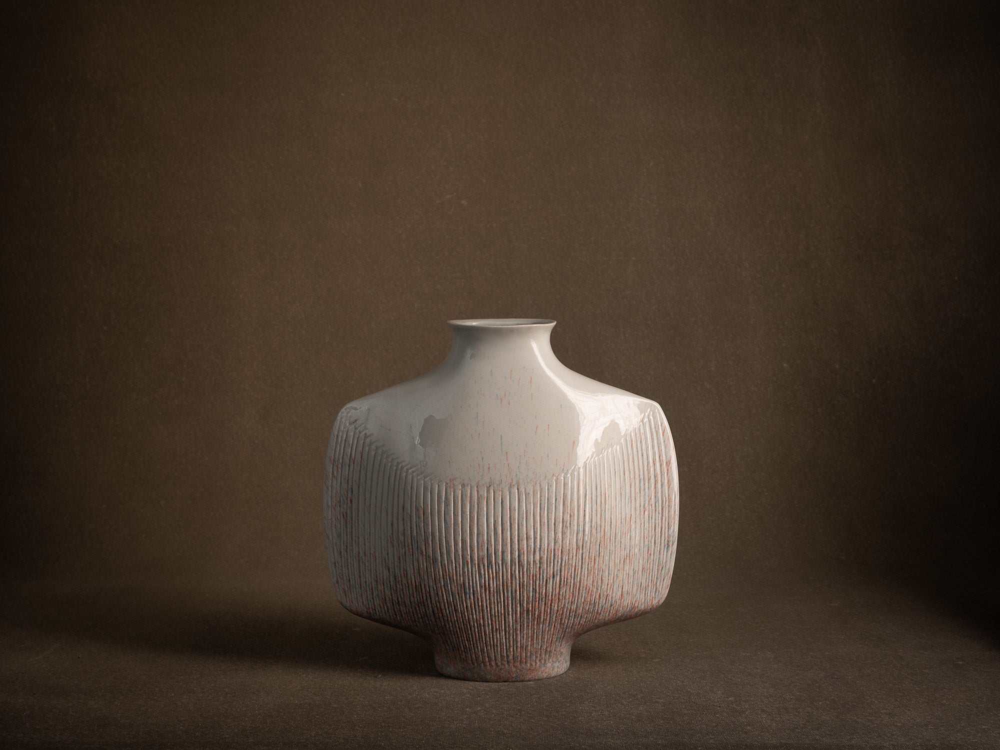 Vase en porcelaine d'Yves Mohy pour Virebent, France (vers 1969-70)..Porcelain vase by Yves Mohy for Virebent, France (circa 1969-70)