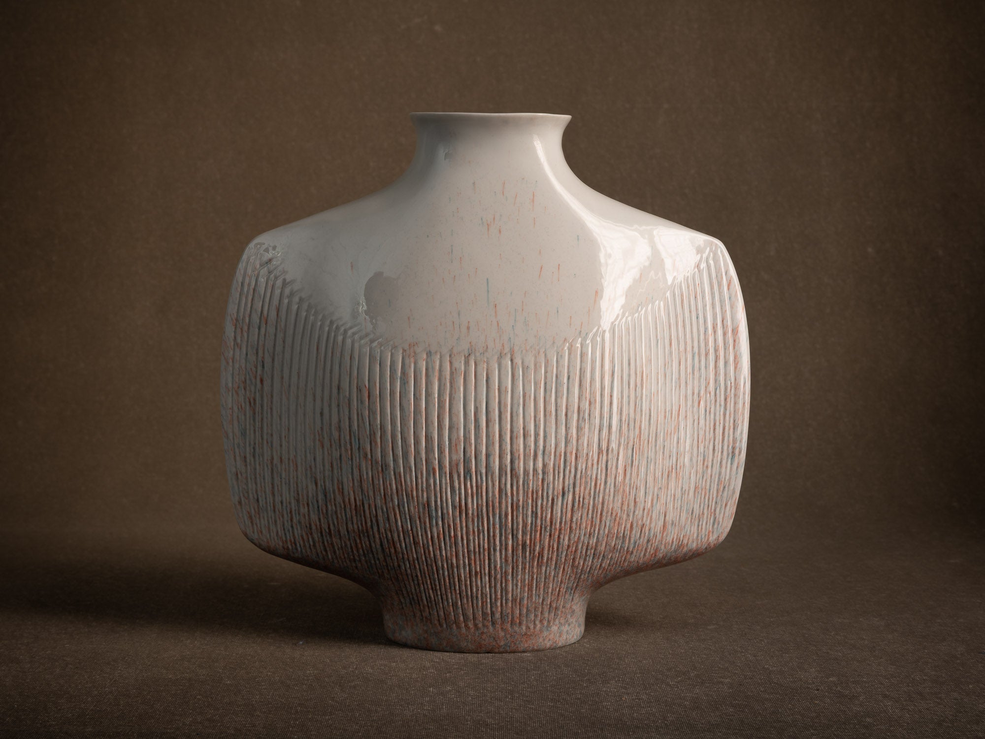 Vase en porcelaine d'Yves Mohy pour Virebent, France (vers 1969-70)..Porcelain vase by Yves Mohy for Virebent, France (circa 1969-70)
