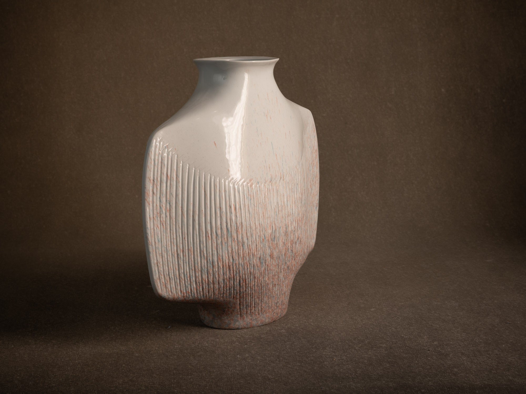 Vase en porcelaine d'Yves Mohy pour Virebent, France (vers 1969-70)..Porcelain vase by Yves Mohy for Virebent, France (circa 1969-70)