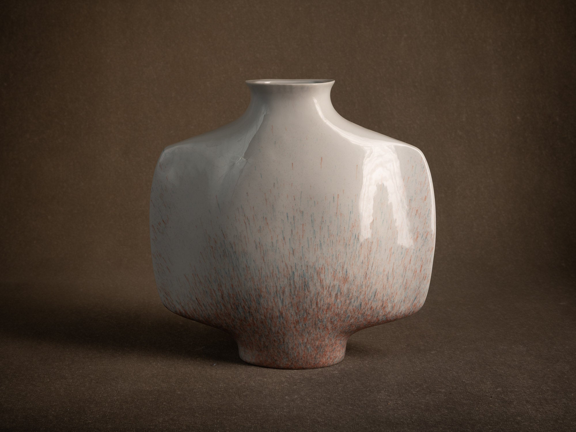 Vase en porcelaine d'Yves Mohy pour Virebent, France (vers 1969-70)..Porcelain vase by Yves Mohy for Virebent, France (circa 1969-70)