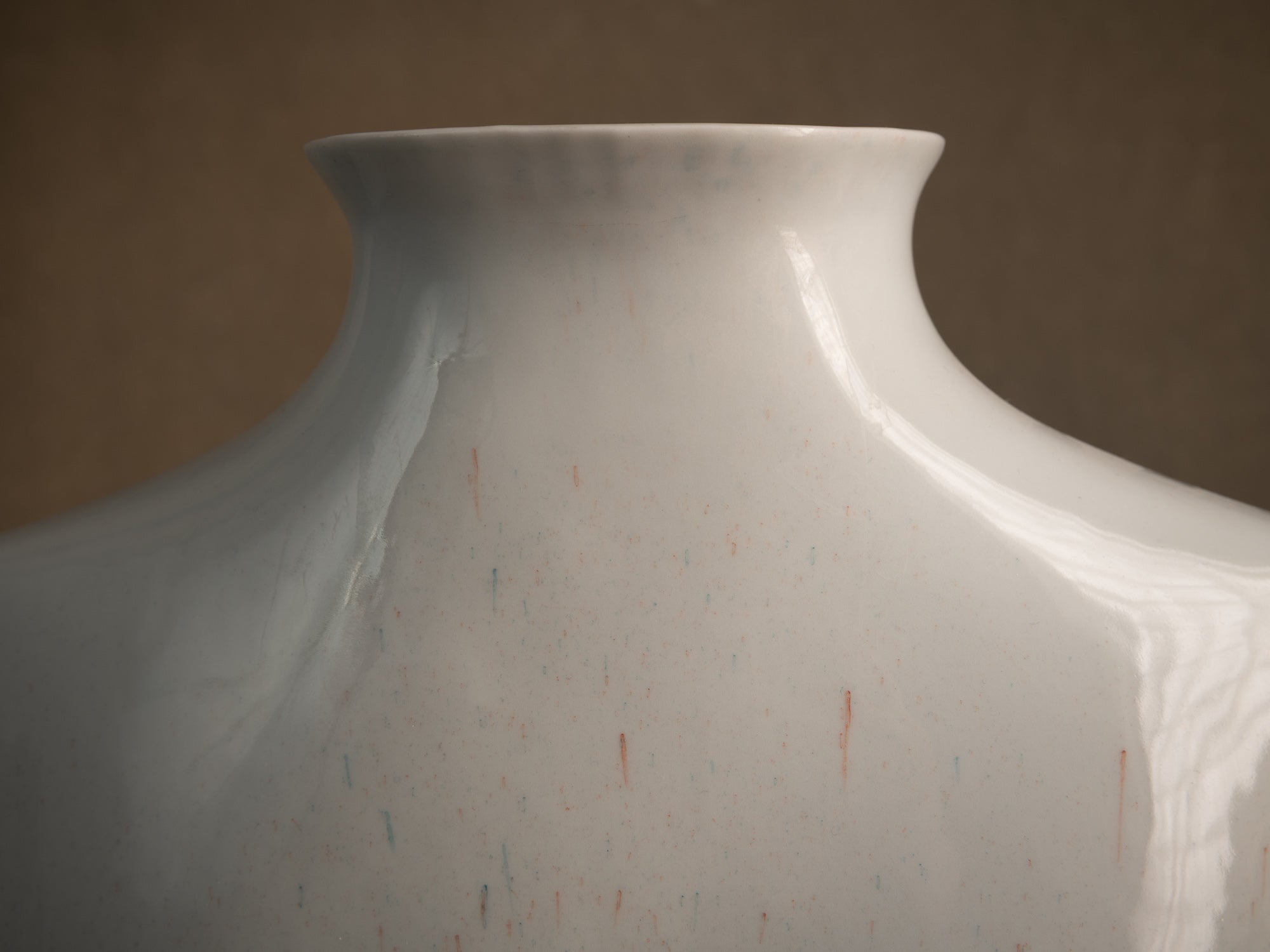 Vase en porcelaine d'Yves Mohy pour Virebent, France (vers 1969-70)..Porcelain vase by Yves Mohy for Virebent, France (circa 1969-70)