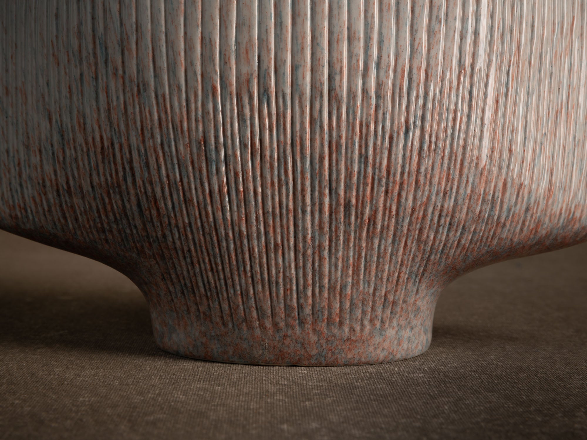 Vase en porcelaine d'Yves Mohy pour Virebent, France (vers 1969-70)..Porcelain vase by Yves Mohy for Virebent, France (circa 1969-70)