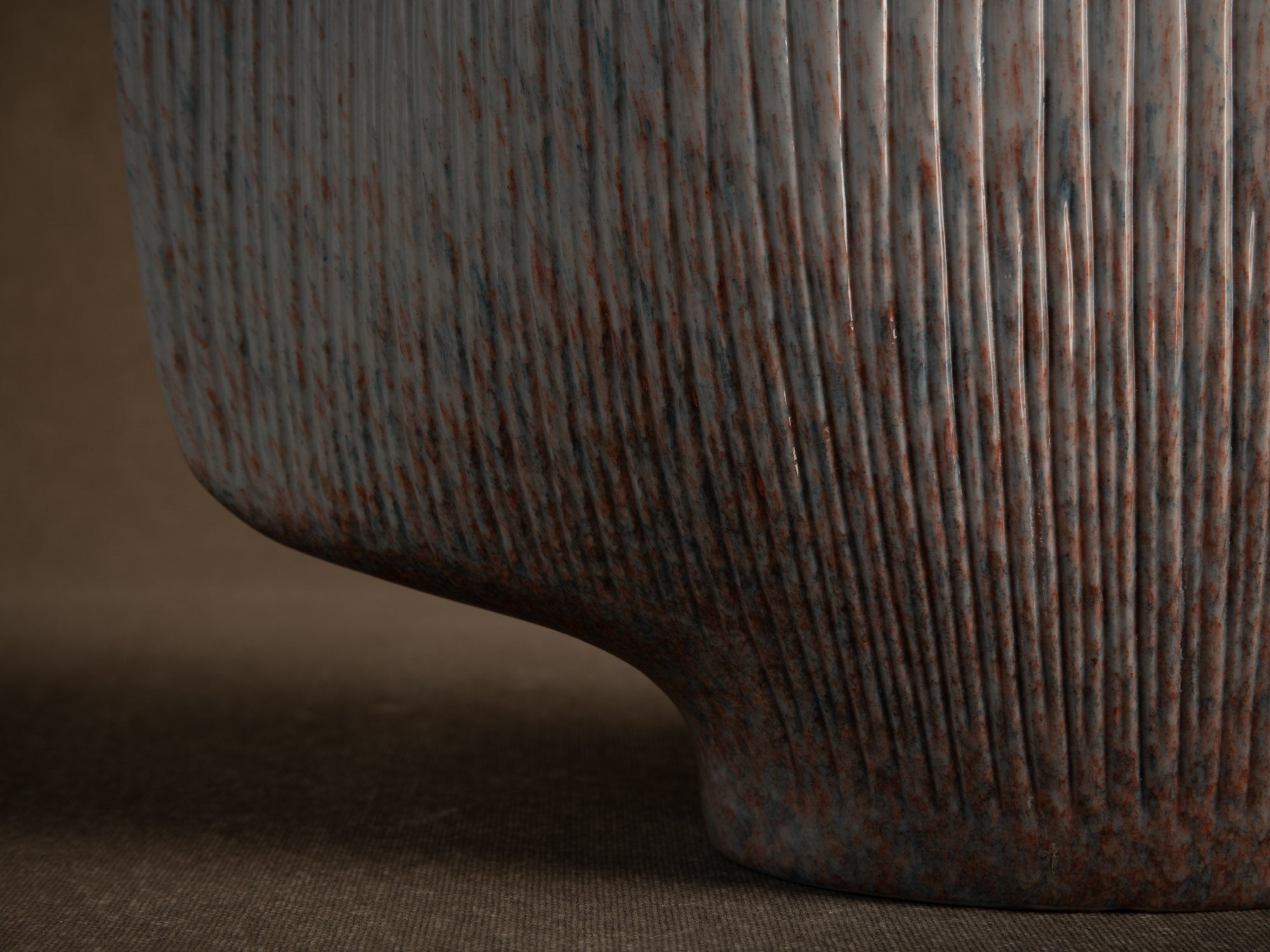 Vase en porcelaine d'Yves Mohy pour Virebent, France (vers 1969-70)..Porcelain vase by Yves Mohy for Virebent, France (circa 1969-70)