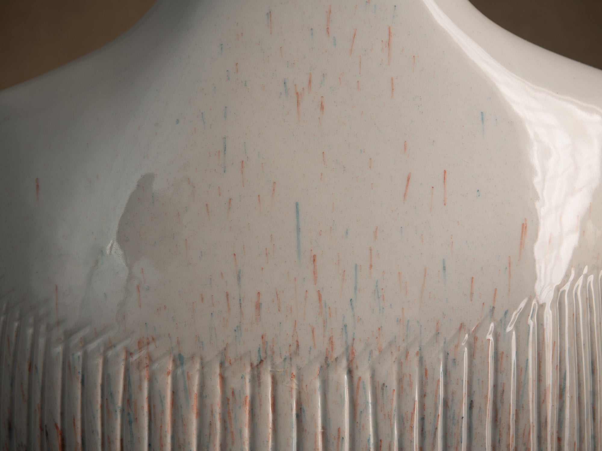Vase en porcelaine d'Yves Mohy pour Virebent, France (vers 1969-70)..Porcelain vase by Yves Mohy for Virebent, France (circa 1969-70)