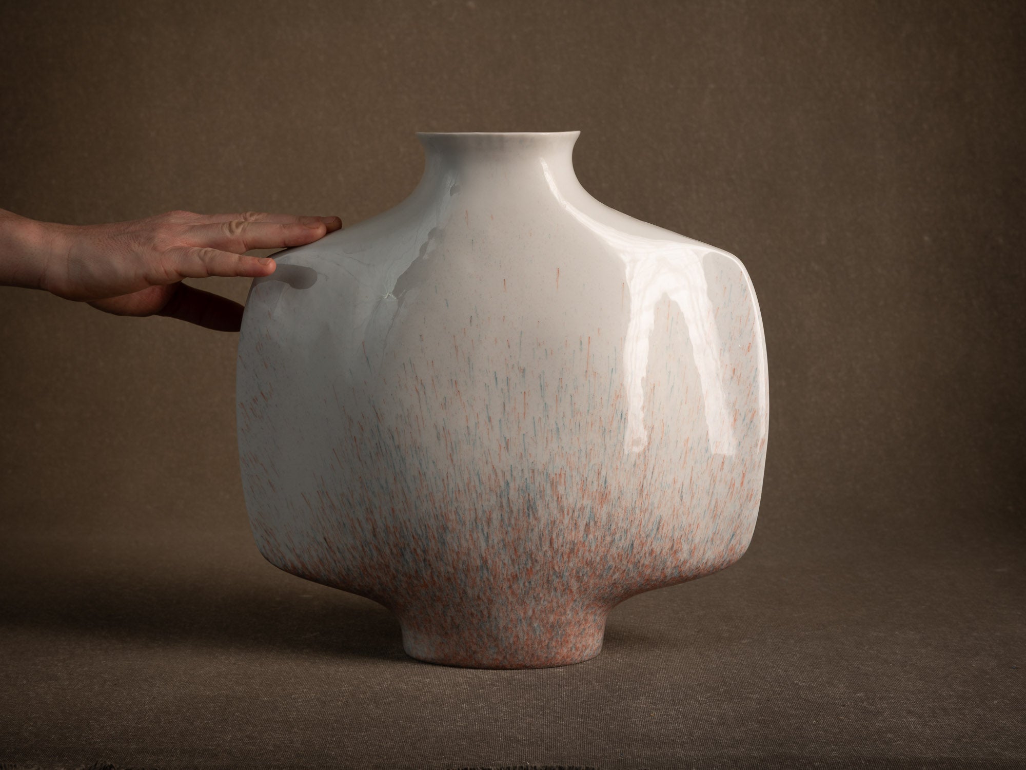 Vase en porcelaine d'Yves Mohy pour Virebent, France (vers 1969-70)..Porcelain vase by Yves Mohy for Virebent, France (circa 1969-70)