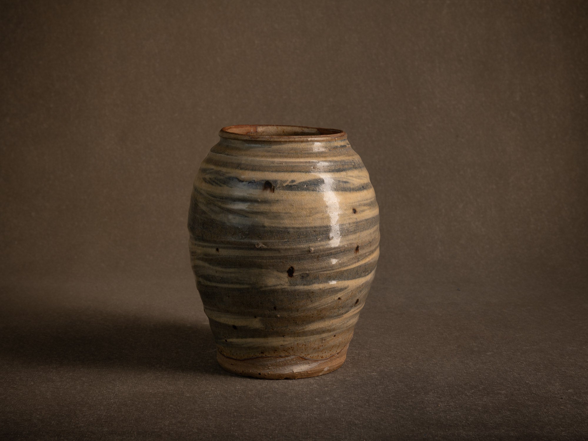 Vase Hakeme en grès de Dauphine Scalbert, France (vers 1995)..Stoneware hakeme vase by Dauphine Scalbert in Burgundy, France (circa 1995)