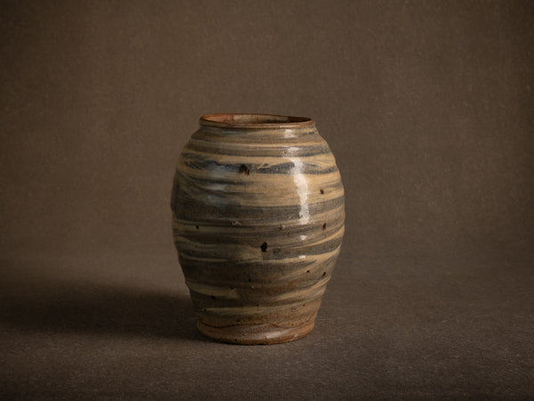 Vase Hakeme en grès de Dauphine Scalbert, France (vers 1985-90)..Stoneware hakeme vase by Dauphine Scalbert in Burgundy, France (circa 1985-90)
