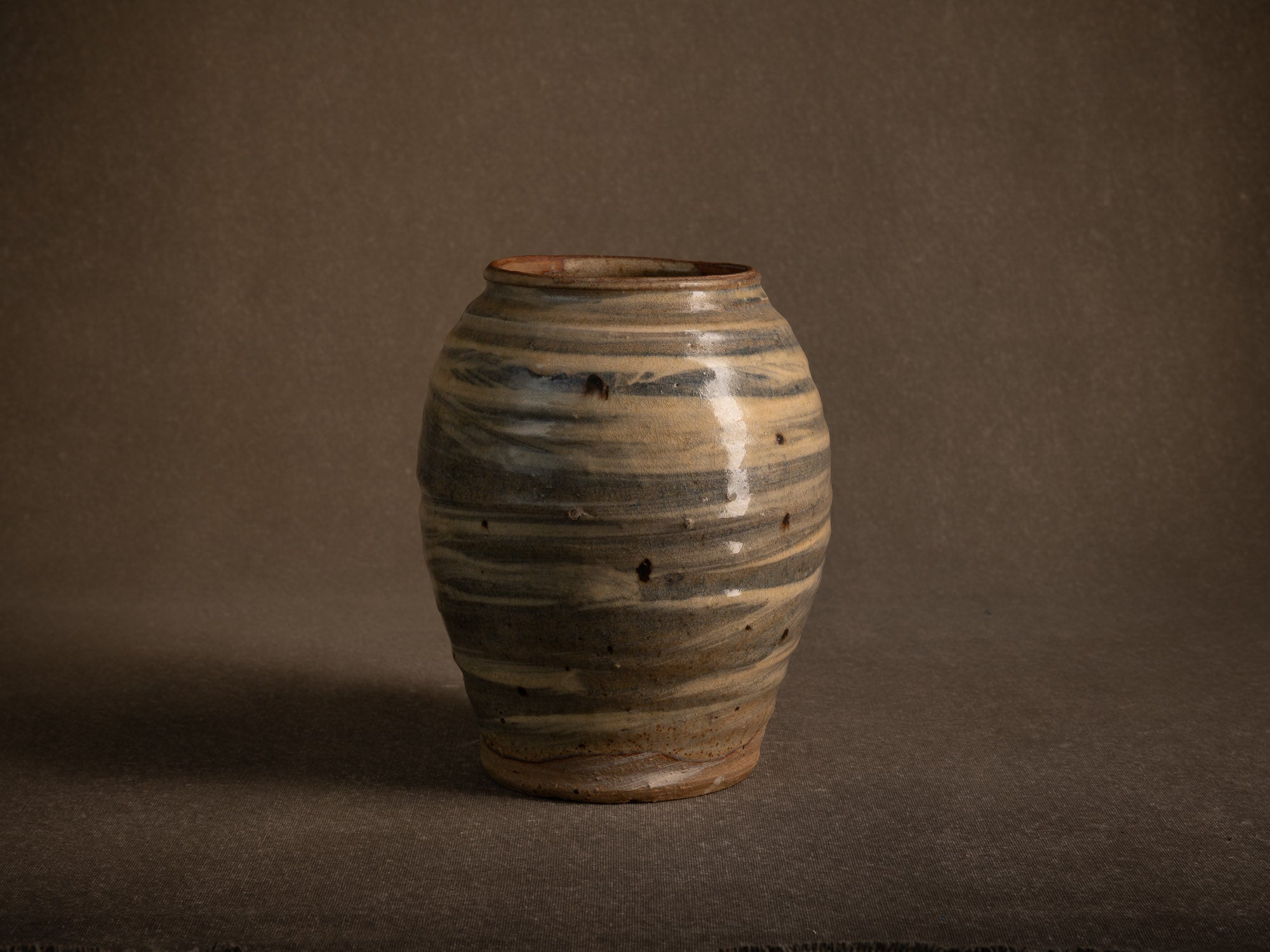 Vase Hakeme en grès de Dauphine Scalbert, France (vers 1995)..Stoneware hakeme vase by Dauphine Scalbert in Burgundy, France (circa 1995)