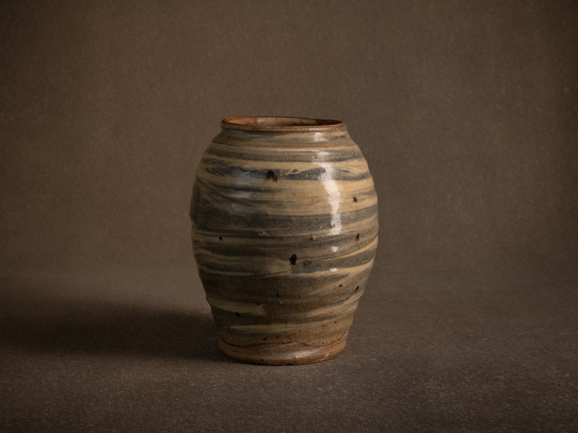 Vase Hakeme en grès de Dauphine Scalbert, France (vers 1995)..Stoneware hakeme vase by Dauphine Scalbert in Burgundy, France (circa 1995)