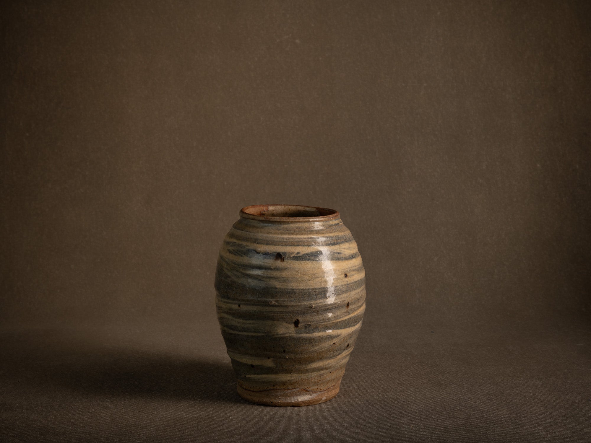 Vase Hakeme en grès de Dauphine Scalbert, France (vers 1995)..Stoneware hakeme vase by Dauphine Scalbert in Burgundy, France (circa 1995)