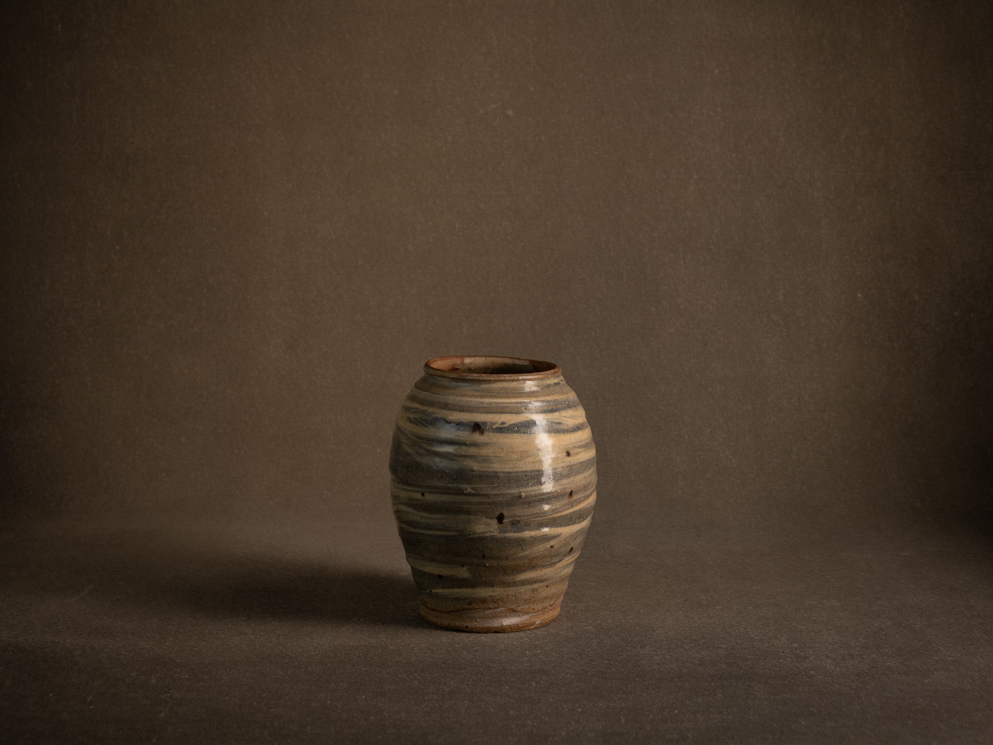 Vase Hakeme en grès de Dauphine Scalbert, France (vers 1995)..Stoneware hakeme vase by Dauphine Scalbert in Burgundy, France (circa 1995)