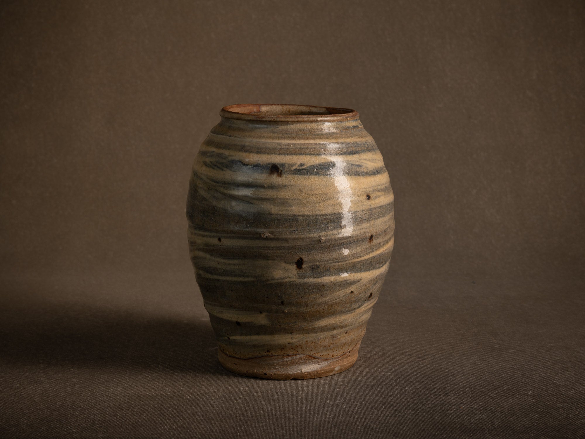 Vase Hakeme en grès de Dauphine Scalbert, France (vers 1995)..Stoneware hakeme vase by Dauphine Scalbert in Burgundy, France (circa 1995)