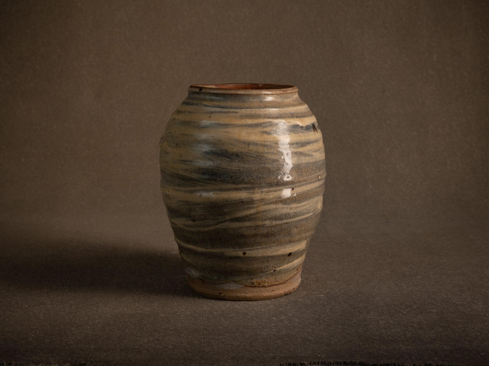 Vase Hakeme en grès de Dauphine Scalbert, France (vers 1995)..Stoneware hakeme vase by Dauphine Scalbert in Burgundy, France (circa 1995)